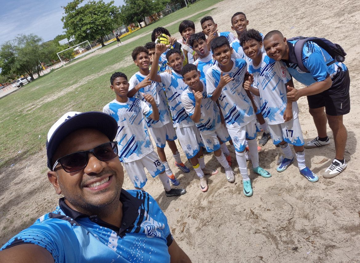Niños jugando fútbol